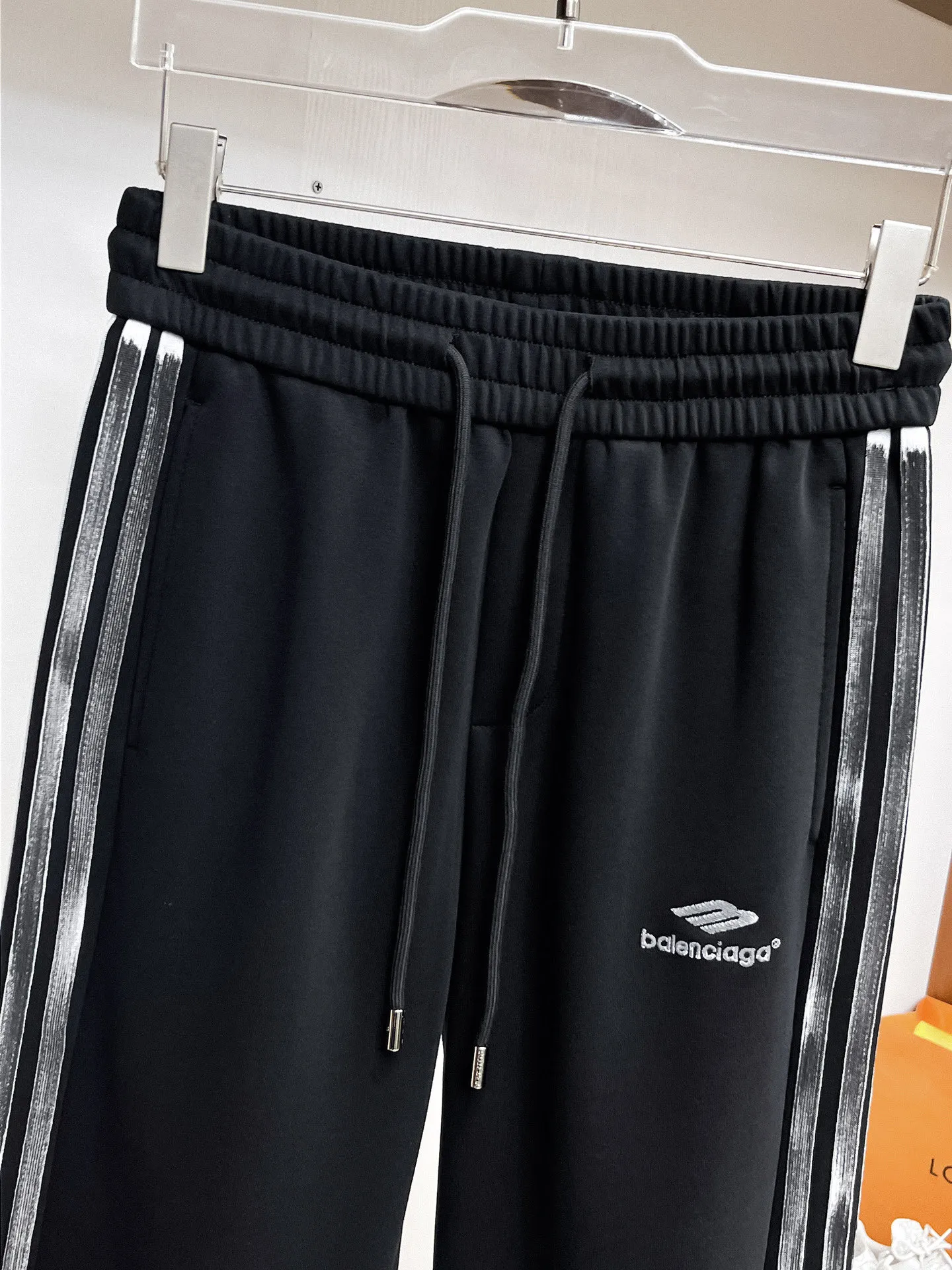 Balenciaga 🆕2026 Autumn and Winter New Arrival Casual Pants! 🎁On sale simultaneously on the official website. Brand Classic LOGO casual pants, customized fabrics, excellent comfort and strong touch. Highly recognisable, perfect appearance and craftsmanship. Size:M-3XL